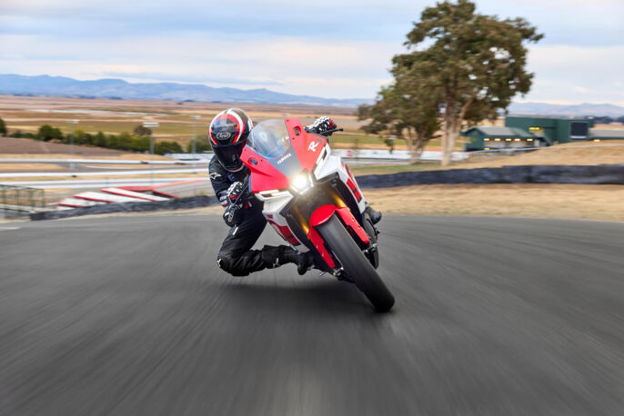 2026-Yamaha-YZFR320-EU-Anniversary_White-Action-002-03