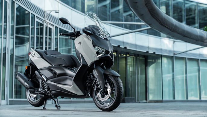 2026-Yamaha-XMAX125ASPH-EU-Ceramic_Grey-Static-003-03