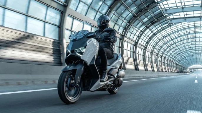 2026-Yamaha-XMAX300ASVH-EU-Ceramic_Grey-Action-006-03