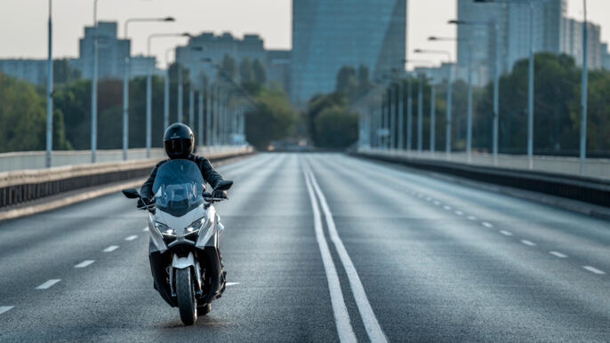 2026-Yamaha-XP500ADX-EU-Ceramic_Grey-Action-020-03