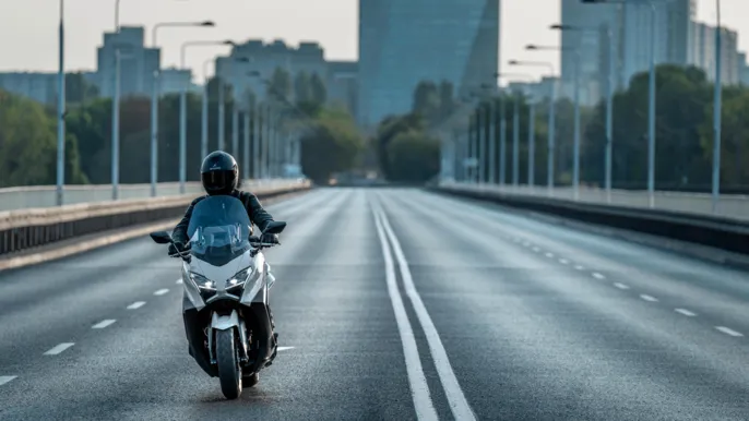 2026-Yamaha-XP500ADX-EU-Ceramic_Grey-Action-020-03