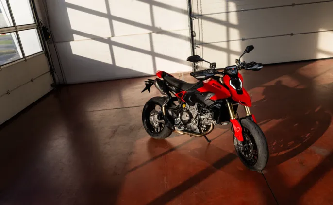 MY26_HYPERMOTARD_V2_STATIC_ON_LOCATION _19__UC873960_High