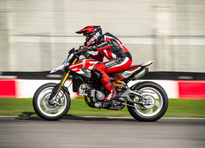 MY26_HYPERMOTARD_V2S_DYNAMIC _17__UC874054_High