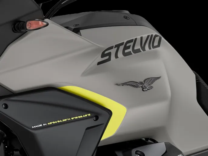 WI-Stelvio-1000-Grigio-Climbing-D-1920x1440-C